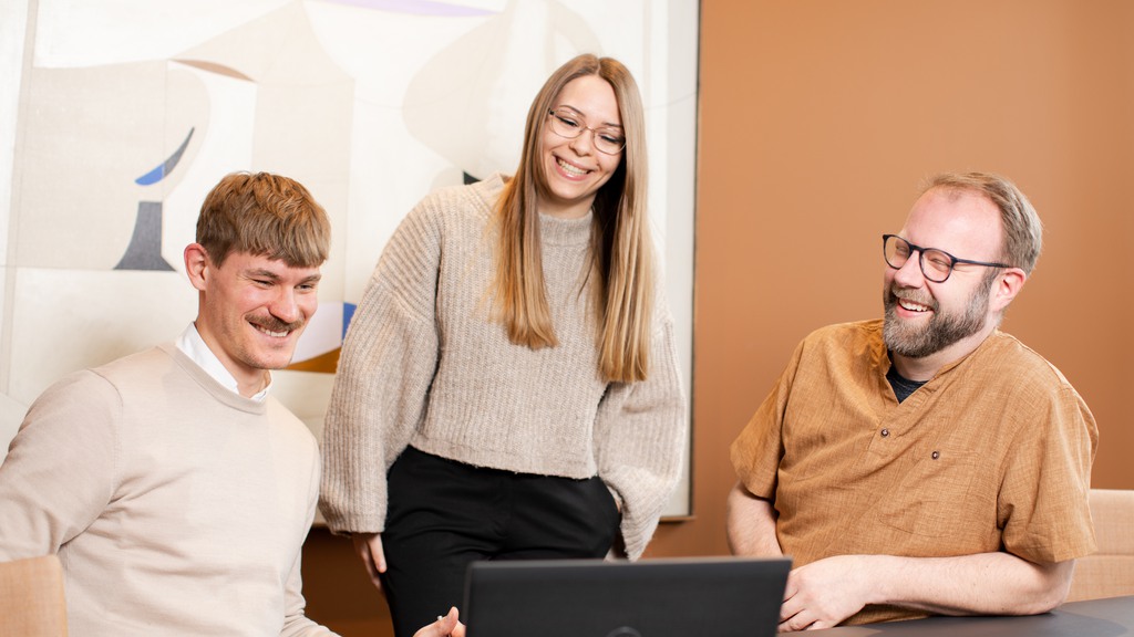 Praktikanterna Sara, Zahra och Ebba på Wihlborgs kontor.