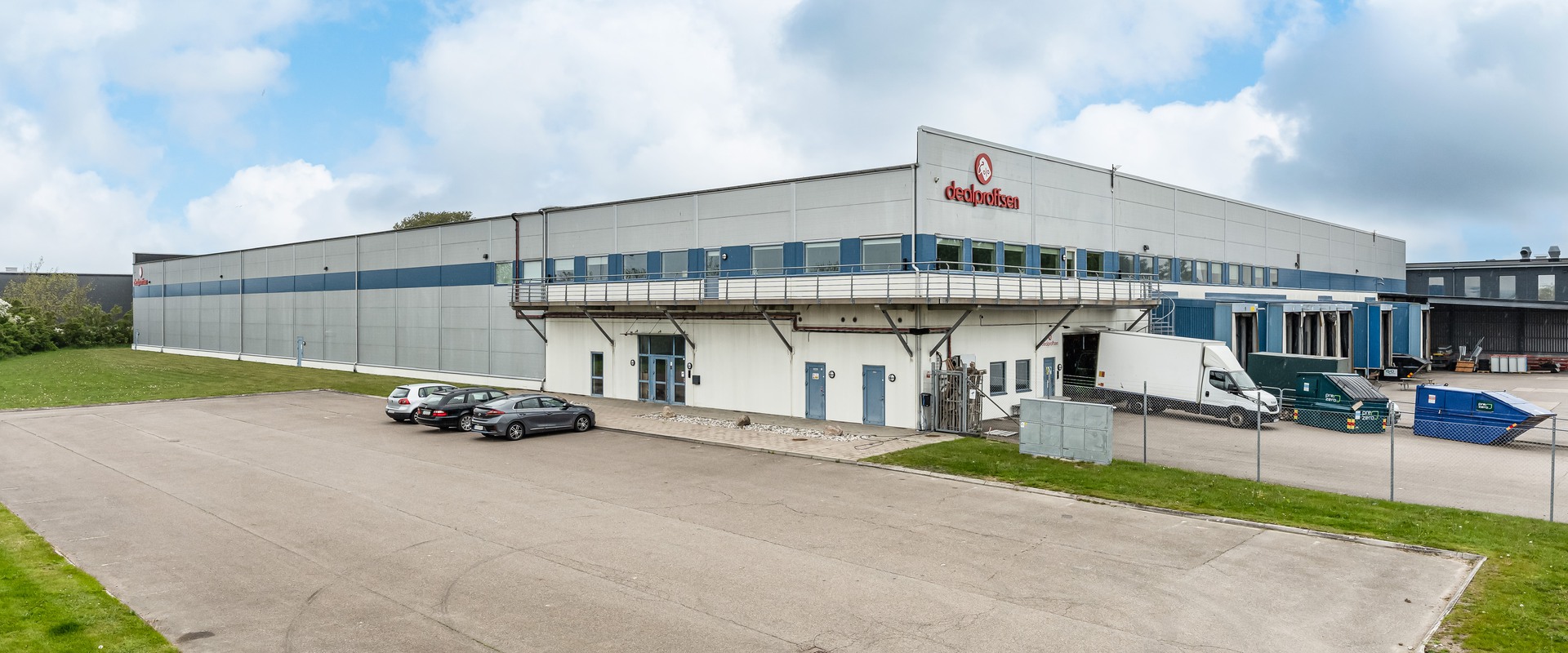 Stort lager med kontor på Väla Södra