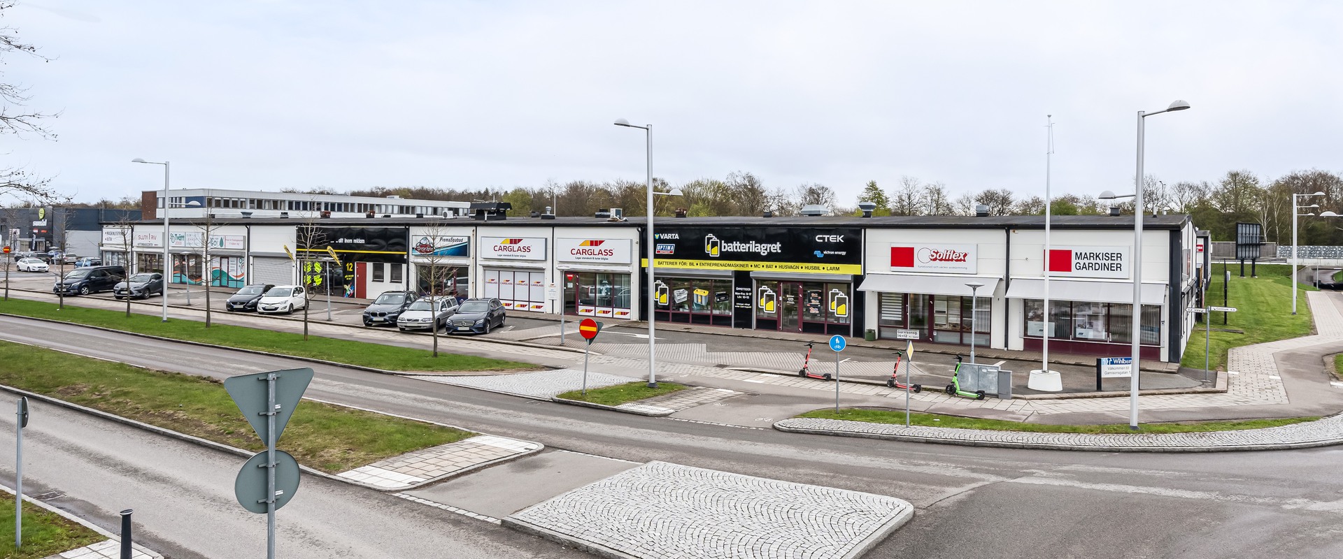 Mindre butik längs Garnisonsgatan