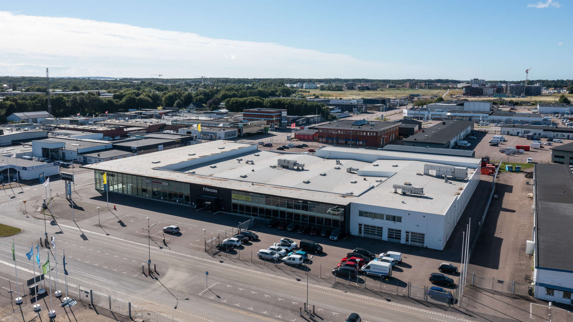 Butikslokal med stora parkeringsytor, Musköten 19 på Berga.